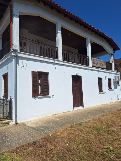 Вила в Маронея